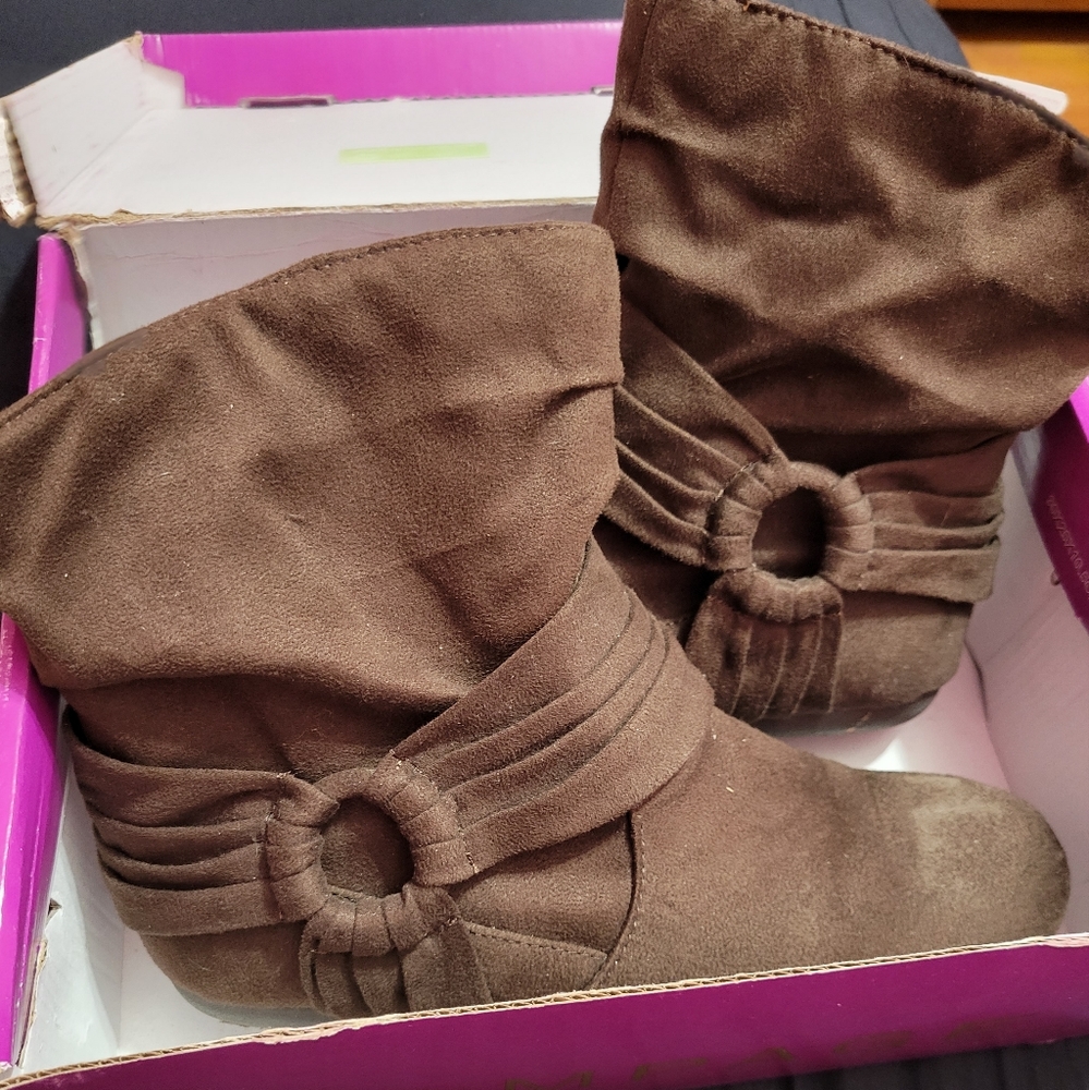 Rampage brown suede boots